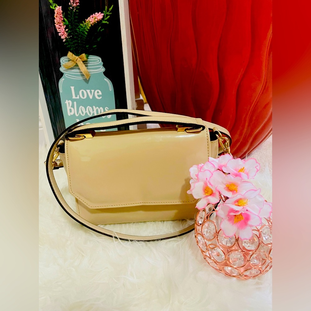 It’s a very cute ( monochromatic shade/tone) sling bag.